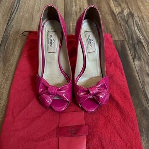 VALENTINO PATENT LEATHER BOW PUMPS - SZ 36 Fuchsia